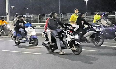 சென்னையில் பைக் ரேஸ்; 242 வாகனங்கள் பறிமுதல்