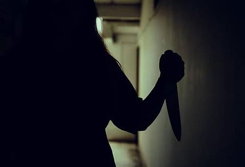 திருமணத்துக்கு மறுத்த காதலனை கத்தியால் குத்திய இளம்பெண் கைது