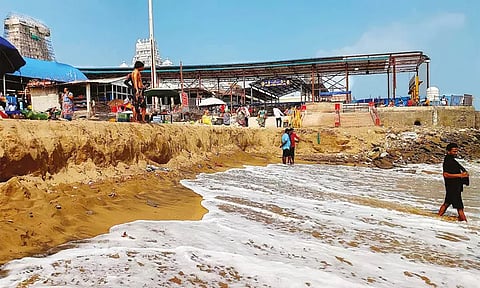 திருச்செந்தூர் கடற்கரையில் 2-வது நாளாக கடல் அரிப்பு