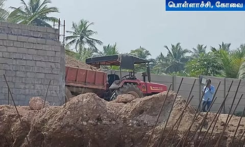 பொள்ளாச்சியில் தனியார் தொழிற்சாலை சுற்றுச்சுவர் இடிந்து 2 தொழிலாளர்கள் பலி