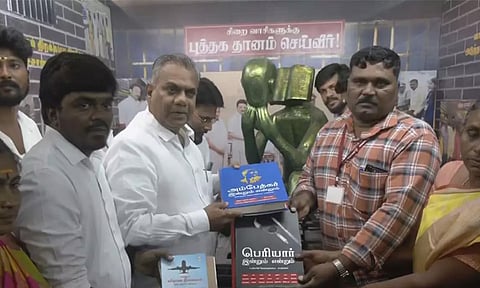 சென்னை புத்தக கண்காட்சியில் த.வெ.க. சார்பில் புத்தகங்கள் தானம்