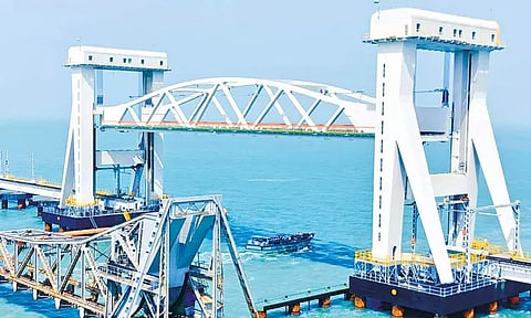 பாம்பன் புதிய ரெயில் பாலத்தை 2 மணி நேரம் திறந்து சோதனை