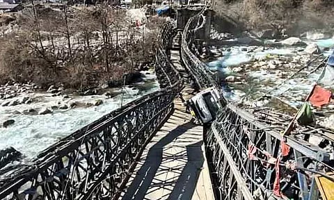 சிக்கிமில் திடீரென இடிந்த பாலம்.. ஆற்றில் கவிழாமல் தப்பிய லாரி