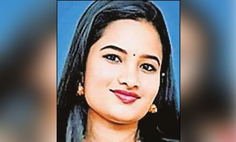 கோமா நிலையில் 15 மாதங்களாக சிகிச்சை பெற்றுவந்த கல்லூரி மாணவி உயிரிழப்பு