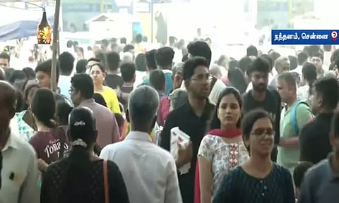 வார விடுமுறையையொட்டி சென்னை புத்தக கண்காட்சியில் குவிந்த வாசகர்கள்