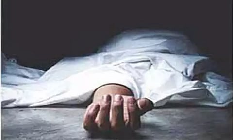 ஆற்றில் மீன் பிடித்தபோது மலைத்தேனீக்கள் கொட்டி தொழிலாளி பலி