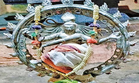 கோவிலுக்குள் நடராஜர் சிலையை வைத்து சென்ற மர்ம நபர்கள்