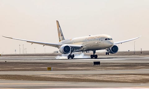 ஆஸ்திரேலியாவில் புறப்பட தயாராக இருந்த விமானத்தின் டயர்கள் வெடித்ததால் பரபரப்பு