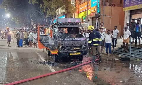 தென்காசி: தனியார் எரிவாயு நிறுவன வாகனத்தில் திடீர் தீ விபத்து