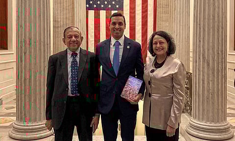 அமெரிக்கா: பகவத் கீதை மீது பதவி பிரமாணம் எடுத்து கொண்ட சுஹாஷ் சுப்ரமணியம்