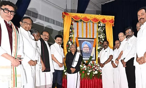 காங்கிரசின் தூண்களாக விளங்கியவர்கள் மன்மோகன் சிங், ஈ.வி.கே.எஸ்.இளங்கோவன் - மு.க.ஸ்டாலின் புகழஞ்சலி