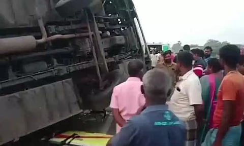 நெல்லை: ஆம்னி பஸ் கவிழ்ந்து ஒருவர் உயிரிழப்பு - 20-க்கும் மேற்பட்டோர் காயம்