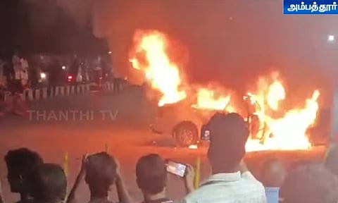 சென்னை அம்பத்தூர் அருகே சொகுசு கார் தீப்பிடித்து எரிந்ததால் பரபரப்பு