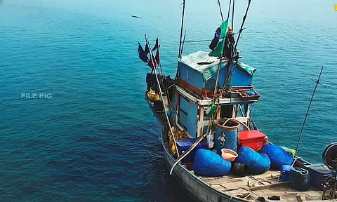 தமிழக மீனவர்கள் 10 பேர் இலங்கை கடற்படையால் கைது