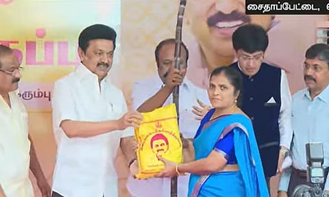 பொங்கல் பரிசு தொகுப்பு விநியோகம்: முதல்-அமைச்சர் மு.க.ஸ்டாலின் தொடங்கி வைத்தார்