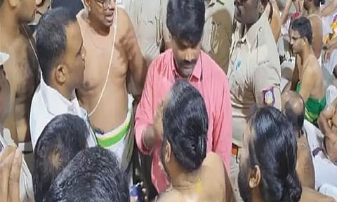 காஞ்சிபுரம்: சொர்க்கவாசல் திறப்பு நிகழ்வில் பிரபந்தம் பாடுவதில் வடகலை - தென்கலை பிரிவினர் மோதல்