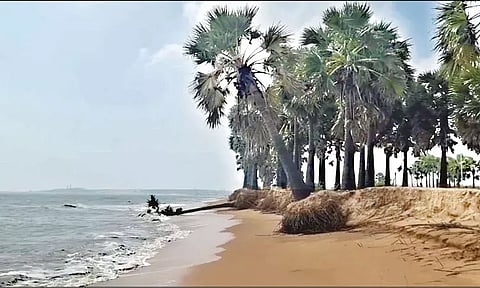 குலசேகரன்பட்டினத்தில் கடல் அரிப்பு - மக்கள் அதிர்ச்சி