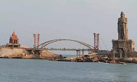 கன்னியாகுமரி கண்ணாடி பாலத்தில் செல்ல சுற்றுலா பயணிகளுக்கு தடை