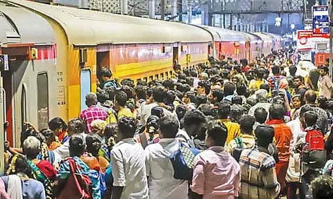 பொங்கலை கொண்டாட சொந்த ஊர்களுக்கு படையெடுக்கும் மக்கள்.. பஸ், ரெயில்நிலையங்களில் அலைமோதும் கூட்டம்