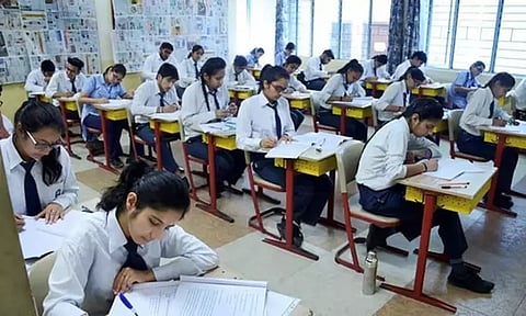 பள்ளி மாணவர்களின் வருகைப்பதிவை பெற்றோருக்கு தெரிவிக்கும் புதிய செயலி - கேரளாவில் அறிமுகம்