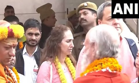 காசி விஸ்வநாதர் கோவிலில் ஸ்டீவ் ஜாப்ஸ் மனைவி லாரென் சாமி தரிசனம்