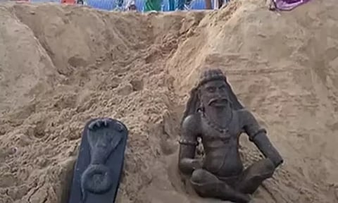 திருச்செந்தூர் கடற்கரையில் கிடைத்த 200 வருட பழமை வாய்ந்த முனிவர் சிலை