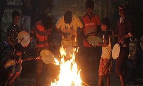 தமிழ்நாடு முழுவதும் போகிப் பண்டிகை கொண்டாட்டம்