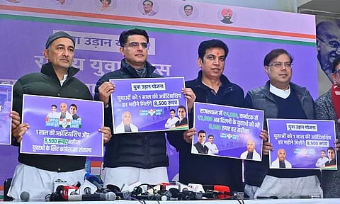 டெல்லி இளைஞர்களுக்கு மாதம் ரூ.8,500 உதவித்தொகை - காங்கிரஸ் வாக்குறுதி