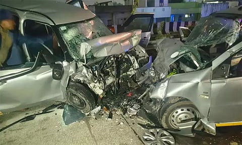 புதுச்சேரி அருகே 2 கார்கள் நேருக்கு நேர் மோதி விபத்து : போலீசார் உள்பட 4 பேர் பலி