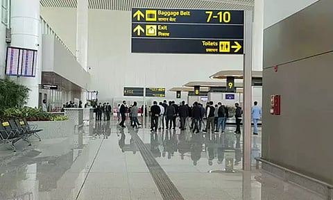 டெல்லி விமான நிலையத்தில் ரூ.1.41 கோடி மதிப்புள்ள தங்கம் கடத்தல் : தம்பதி கைது