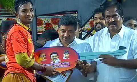 அவனியாபுரம் ஜல்லிக்கட்டு: 19 காளைகளை அடக்கிய வீரருக்கு கார் பரிசு