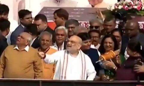 மகர சங்கராந்தி கொண்டாட்டம்: பட்டம் விட்டு மகிழ்ந்த மத்திய மந்திரி அமித்ஷா