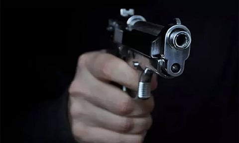 திருமணத்திற்கு சம்மதிக்காததால் பெற்ற மகளை போலீசார் கண் முன்னே சுட்டுக்கொன்ற தந்தை