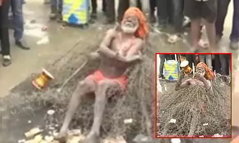 உ.பி. மகா கும்பமேளா: முட்கள் மீது படுத்து மக்களை ஆச்சரியப்படுத்திய துறவி