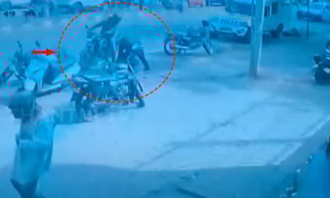 கர்நாடகாவில் வங்கி முன்பு நடந்த கொள்ளை சம்பவம் - ஒருவர் சுட்டுக்கொலை