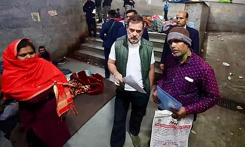 எய்ம்ஸ் மருத்துவமனையை பார்வையிட்ட ராகுல் காந்தி- நோயாளிகளிடம் குறைகளை கேட்டறிந்தார்