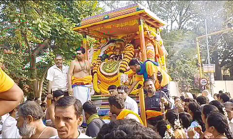 திருவண்ணாமலையில் சிறப்பு அலங்காரத்தில் அருணாசலேஸ்வரர் கிரிவலம்