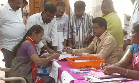 ஈரோடு கிழக்கு இடைத்தேர்தல்: நாம் தமிழர் கட்சி வேட்பாளர் வேட்புமனு தாக்கல்