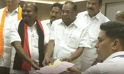 ஈரோடு கிழக்கு இடைத்தேர்தல்: தி.மு.க. வேட்பாளர் வி.சி.சந்திரகுமார் வேட்புமனு தாக்கல்