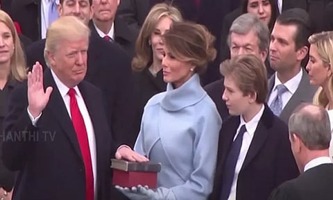 ஆபிரகாம் லிங்கனின் பைபிள் மீது உறுதிமொழி ஏற்கும் டிரம்ப்