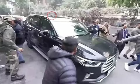 கெஜ்ரிவால் கார் மீது பாஜகவினர் தாக்குதல் - ஆம் ஆத்மி குற்றச்சாட்டு