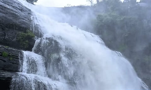 குற்றாலம் அருவிகளில் வெள்ளப்பெருக்கு: சுற்றுலா பயணிகள் குளிக்க தடை