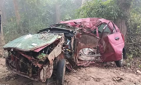 மரத்தின் மீது கார் மோதி விபத்து - 3 பேர் பலி