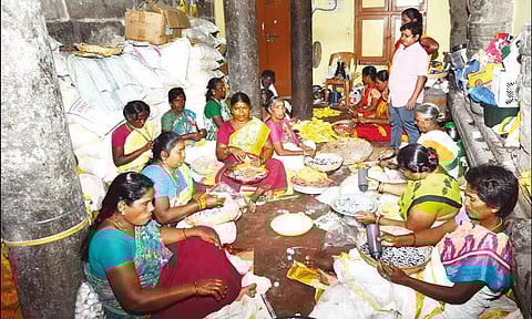 திருவண்ணாமலையில், தீப மை பிரசாதம் 'பேக்கிங்' செய்யும் பணி தீவிரம்