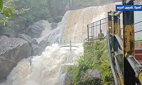 சுருளி அருவியில் குளிக்க தடை - சுற்றுலா பயணிகள் ஏமாற்றம்