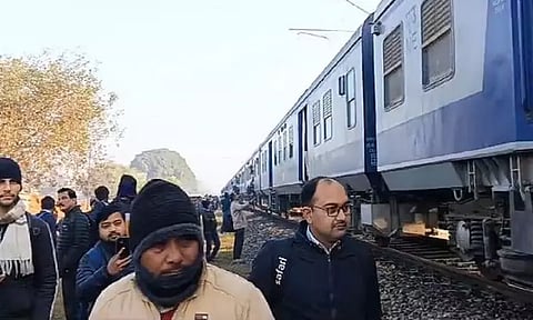 ஓடும் ரெயிலில் வந்த தீப்பொறி.. பயணிகள் அலறியடித்துக் கொண்டு ஓட்டம்