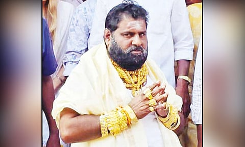 அருணாசலேஸ்வரரை தரிசிக்க 3 கிலோ தங்க நகைகள் அணிந்து வந்த தொழிலதிபர்