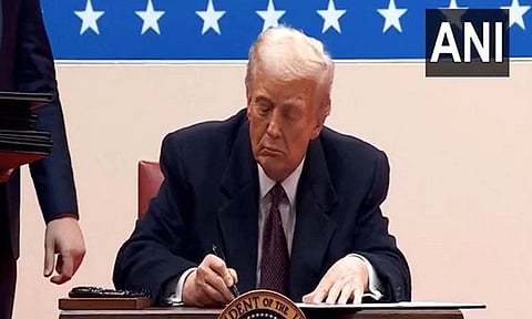 பாரிஸ் பருவநிலை ஒப்பந்தத்தில் இருந்து வெளியேறியது அமெரிக்கா: கையெழுத்திட்ட ஜனாதிபதி டிரம்ப்