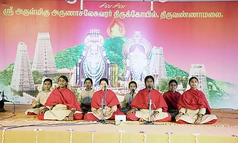 திருவண்ணாமலை கோவிலில் தேவாரம் பாடிய சத்குரு குருகுல மாணவர்கள்!