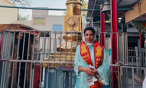 சில்குர் பாலாஜி கோவிலில் நடிகை பிரியங்கா சோப்ரா சாமி தரிசனம்